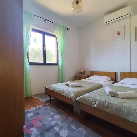 بيت للعطل Okruglica House تروغير