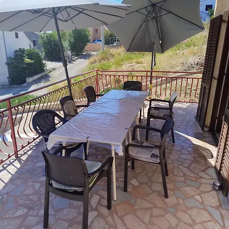 Okruglica House تروغير
